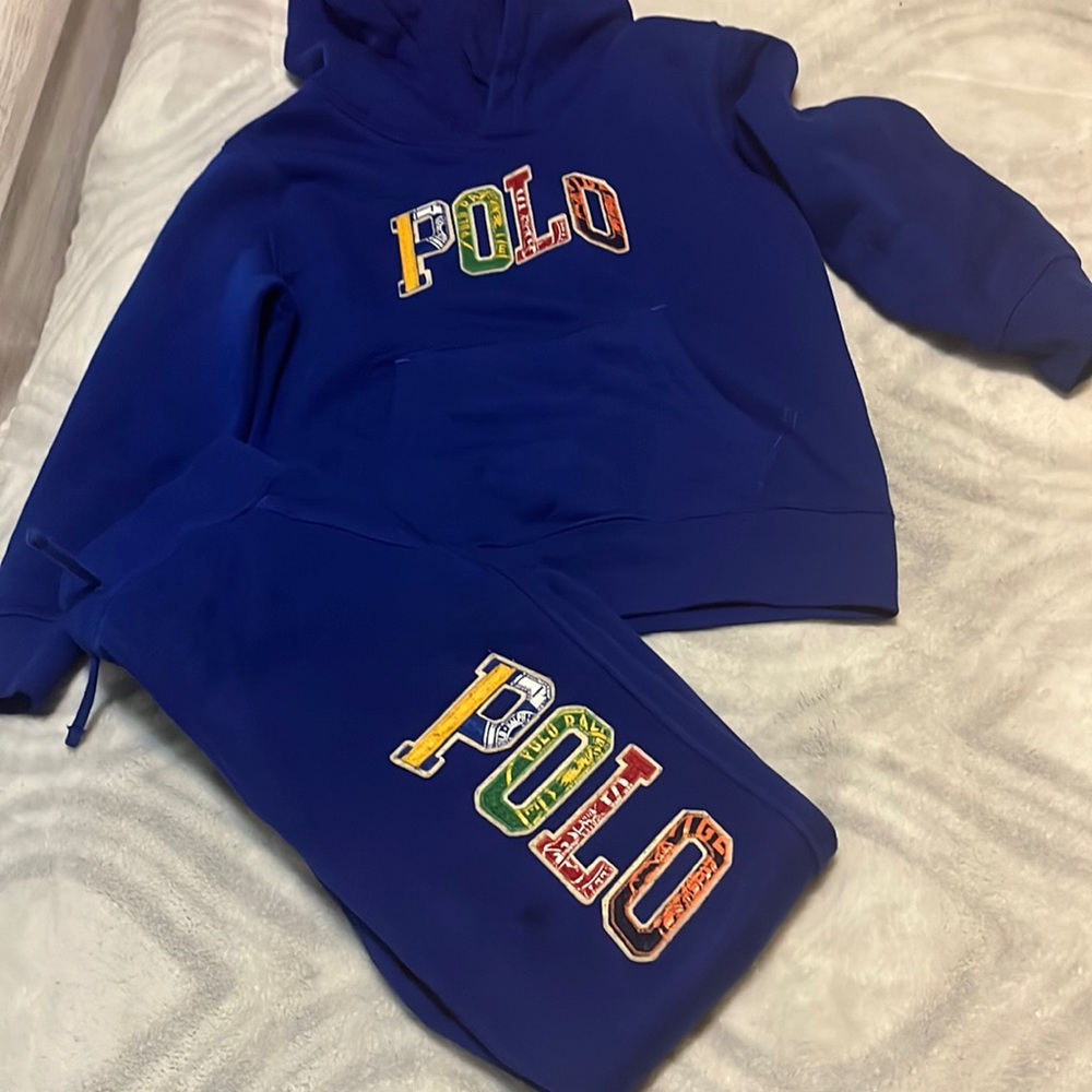 Ralph Lauren set gently worn, condition, smoke free,no rips, or tears.
